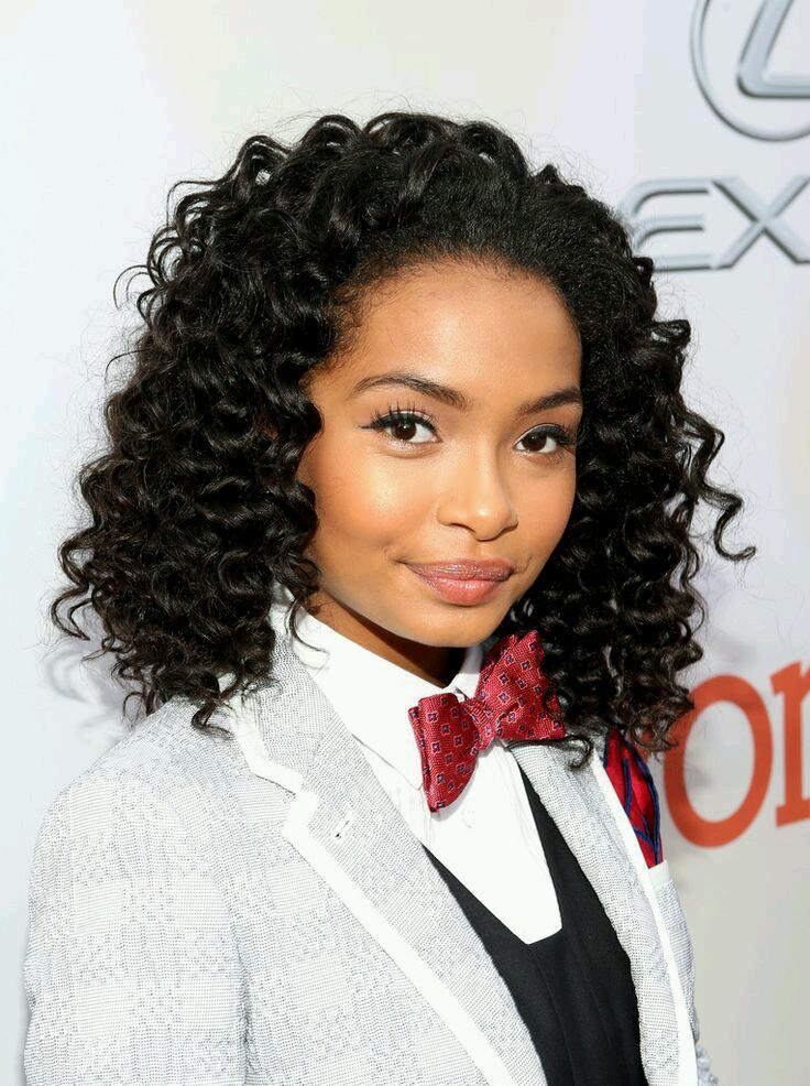 Happy birthday to Yara Shahidi she\s 15 natural hair on fleek  