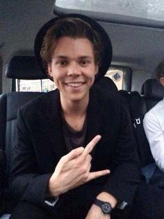 I'm ashton. I eat a lot of pizza. Not new to rp/fl. rt?