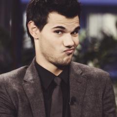 Eu te amo, e não é pouco, merece tudo de melhor nessa vida meu menino de ouro Happy Bday Taylor Lautner 