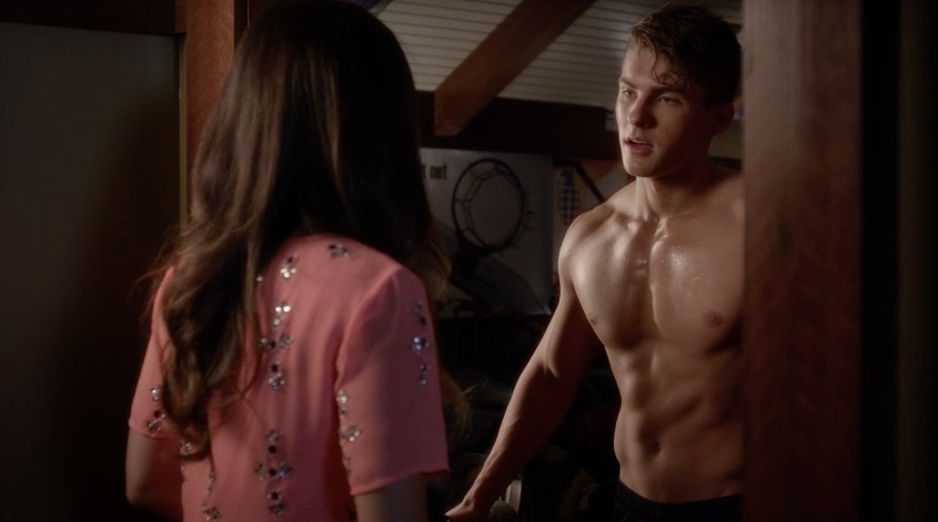 AriaMontgomeryR's tweet photo. "@ABCFpll: #MikesSecret? Uhh... We don't remember... #PLL http://t.co/wnHUS9Z0px"