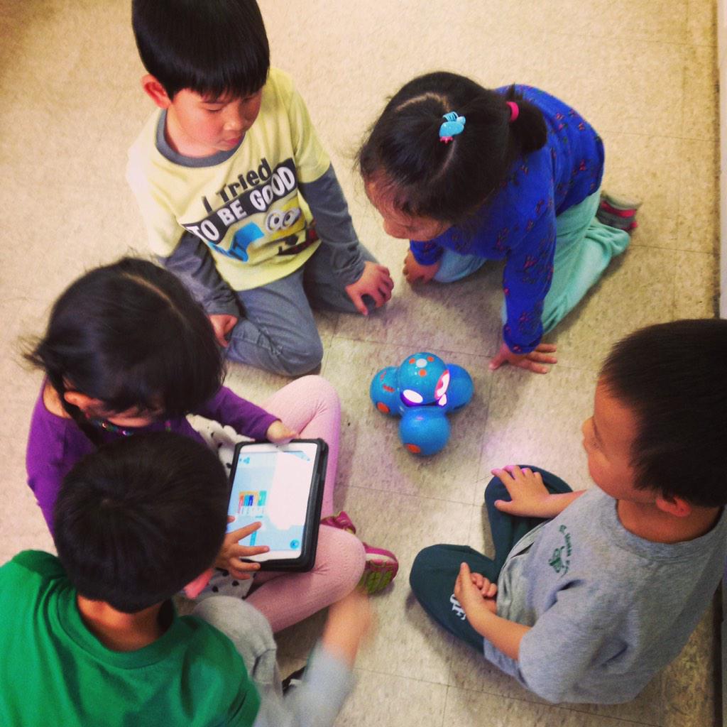 tiffobotix's tweet photo. 4-6 year olds Programming with our new friend Dash @RollingRobots #rollingrobots #botsfortots #dashanddot http://t.co/KfcROULPoI