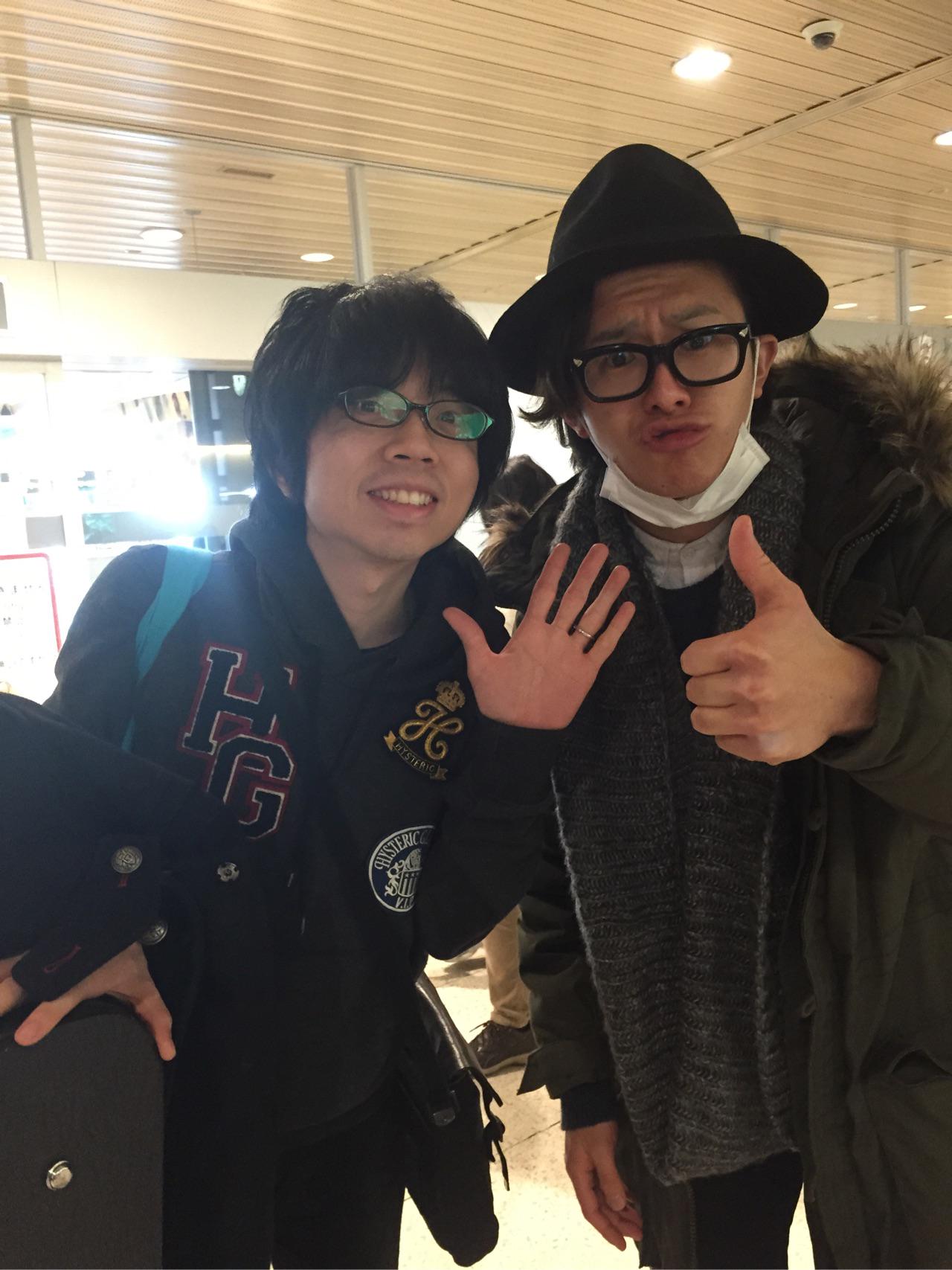 Blue Encount 新千歳空港着いたら White Ashのボーカル のび太君と久々に遭遇 まさかの同じ便 俺 最初間違えてのび太君の荷物取っちゃった 笑 メガネコンビでパシャリ 田辺 Http T Co Jqefolzqnw Blue Encount 新千歳空港着いたら White Ashのボーカル のび太君と久々に遭遇 まさかの同じ便 俺 最初間違えてのび太君の荷物取っちゃった 笑 メガネコンビでパシャリ 田辺 Http T Co Jqefolzqnw