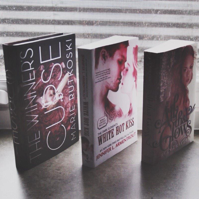 ilovebooksgirl's tweet photo. had some good lighting &amp; decided to put it to some good use!! 😊💕🌸👑📚 #TheWinnersCurse #WhiteHotKiss #AllThatGlows http://t.co/ahOQAFCB6J