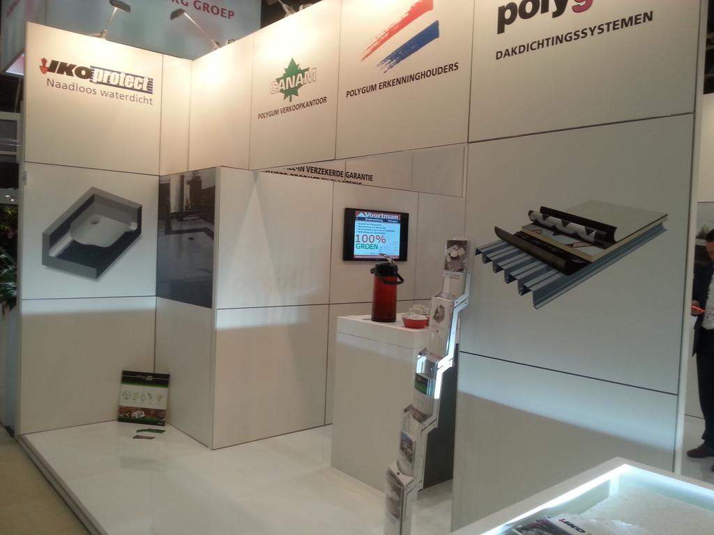 RoofUpdate's tweet image. Gisteren weer een vruchtbare dag...@RoofUpdate  op de stand van @PolygumNederlan  @BouwBeurs15