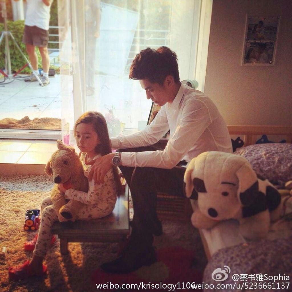 youngsisterr's tweet photo. 😝นี่นี่นั่งรอปะป๊ามัดผมให้😛💕น่าย๊ากกกกกกกก~💖🙆 #kris #WuYiFan #TimetoShineKris #DateWithSOWK http://t.co/zuAWaENi9s