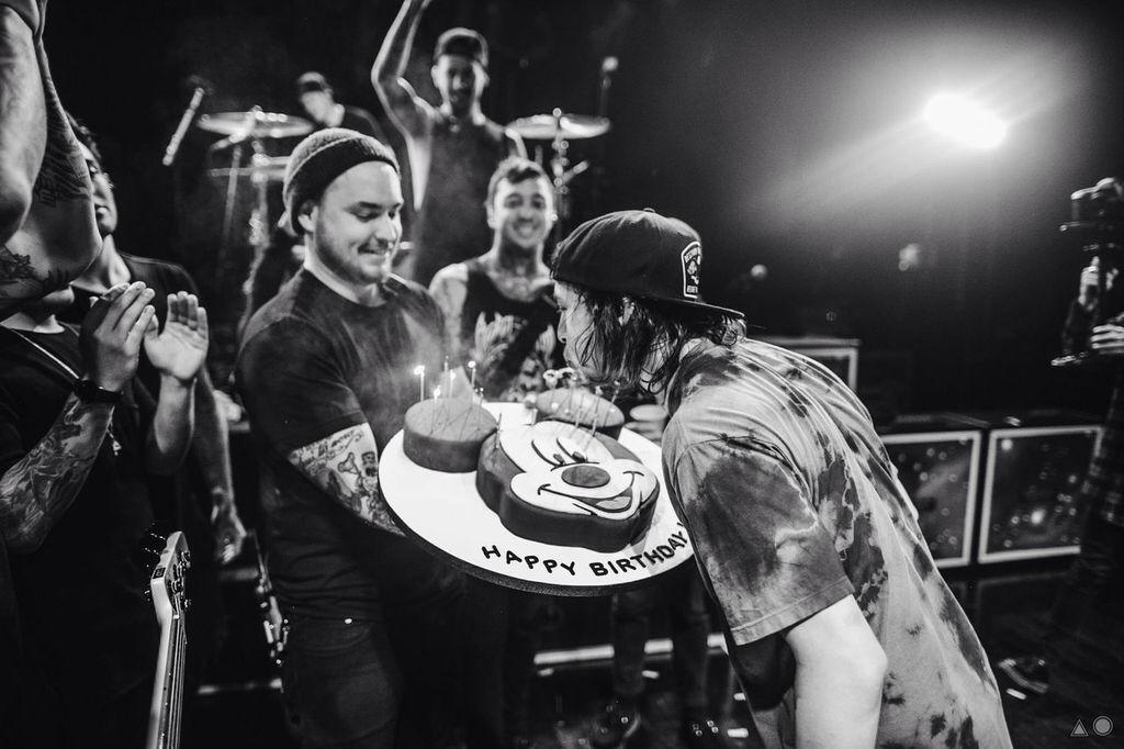 piercethevic's tweet image. Surprised me on stage with a cake! Im so thankful for all of my friends! LOVE you guys! / 📷 by @ashleyophoto