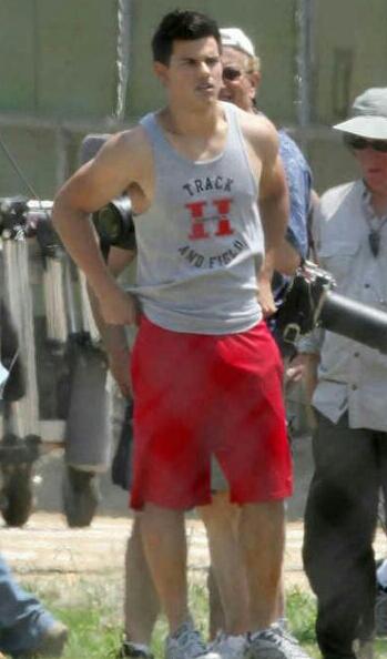 Happy Bday Taylor Lautner \\o/ HAHAHAHAHAHAHA eu precisava postar essa foto. 