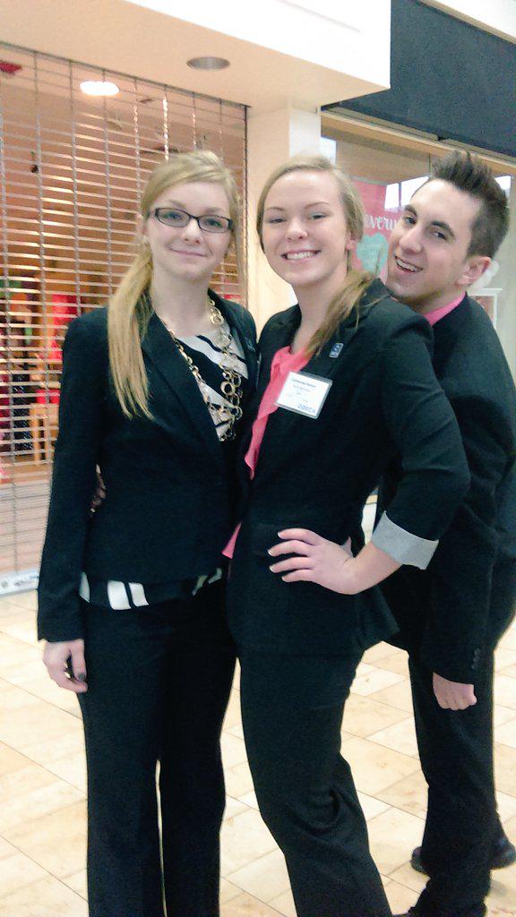 _cinEMMA's tweet photo. Awesome day <3 #FoxDECA @abby2001_3 @allison_ailshie @DShore1313 @dasskay http://t.co/0JtoWYsEyP