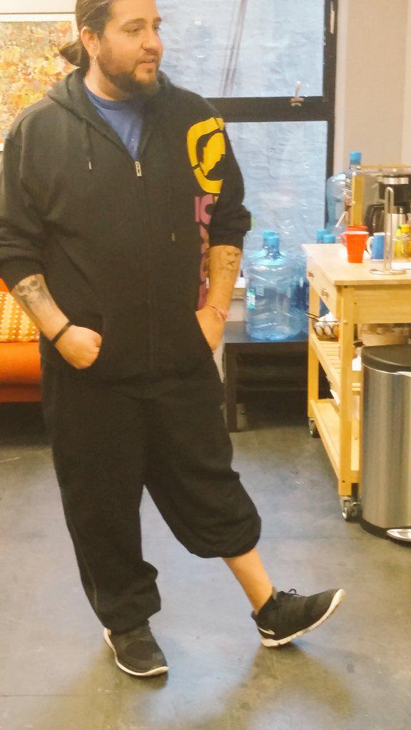 CrisItalia's tweet photo. .@bigjayoakerson "if @llcoolj can do it so can I." #keepingitreal #onepantlegup http://t.co/WZ9pCqwU0D