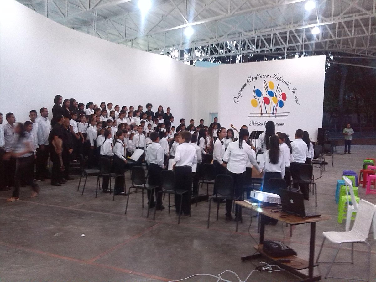 Coro y Orquesta Infantil Juvenil de <a href="/ELSISTEMABRTAS/">Orquesta Barinitas</a> #ElSistemaCumple40 Maestro Manuel Torres Dirigiendo