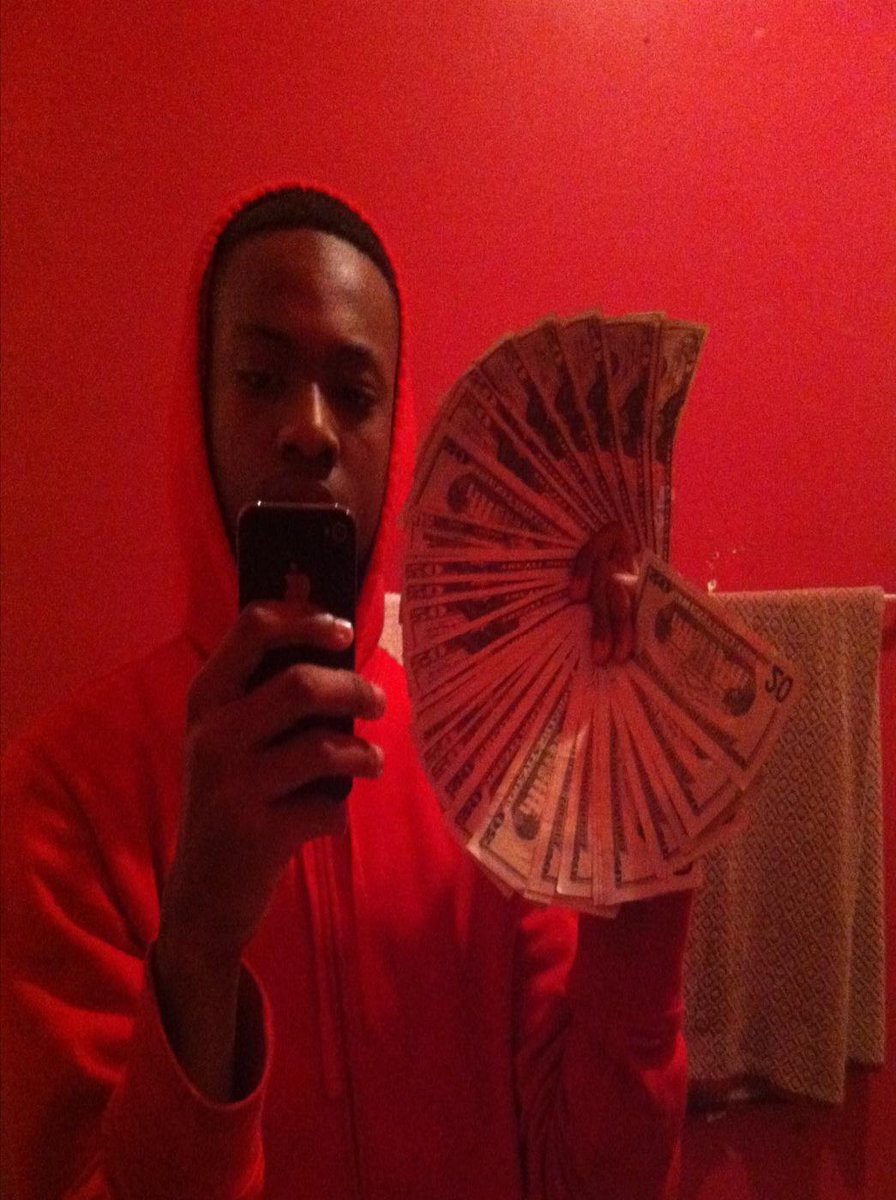 pooh_stackz's tweet photo. I keep a couple racks on my like I be playing tenus...#STACKZWORLD http://t.co/5ZbWnaJTIc