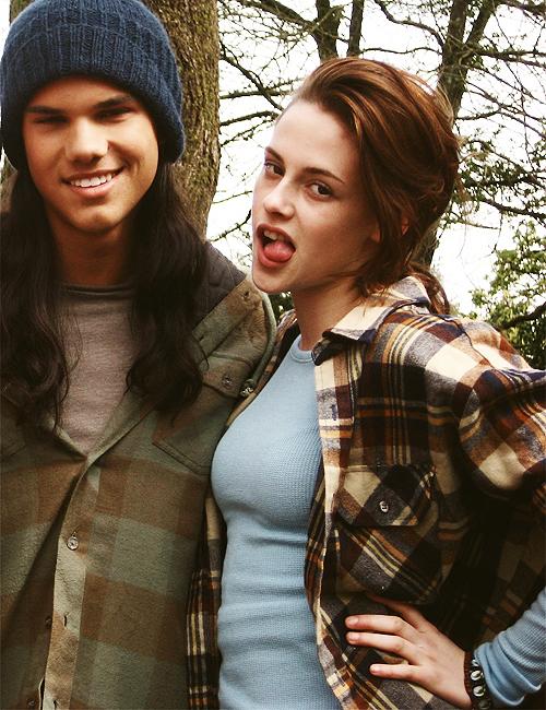 Happy Birthday to Kristen\s good friend Taylor Lautner     