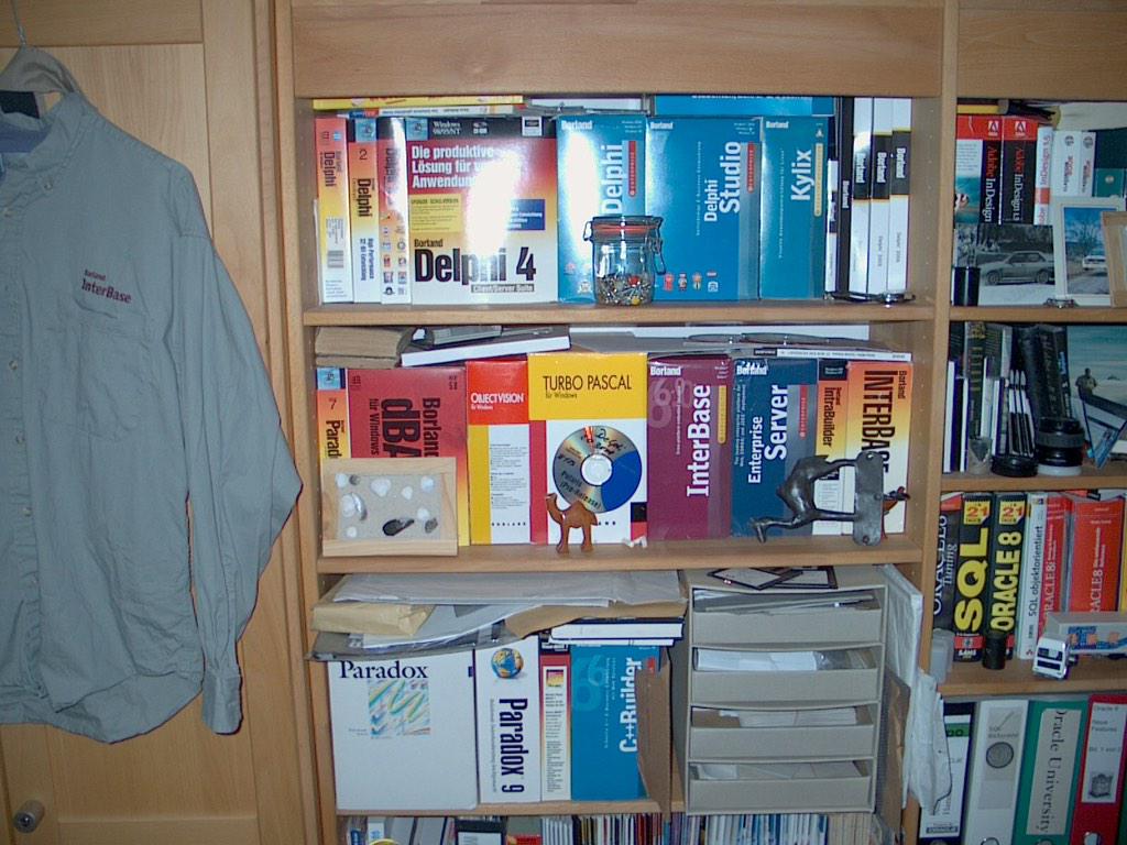 tpau17's tweet image. Blast from the past:  Delphi and other BORL boxes in my homeOffice... #DelphiWeek