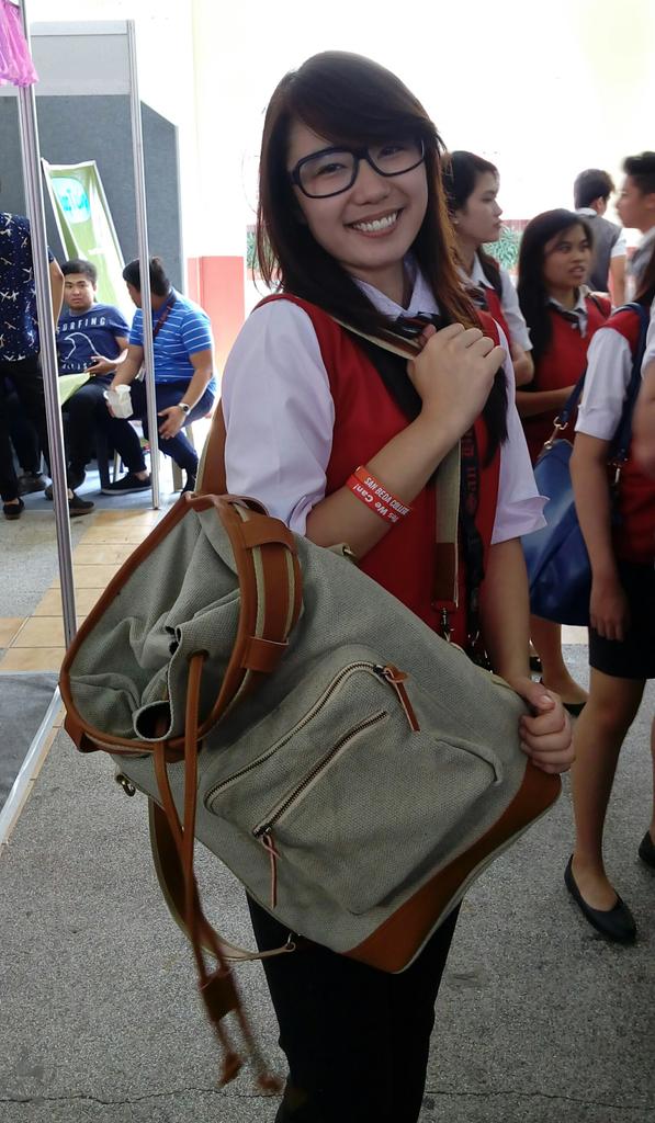 seed_ph's tweet photo. Seedling @ElaineMadamba wearing our beige jute bag! 🌱 #seedph #seedlings http://t.co/v71jgJ9tbm
