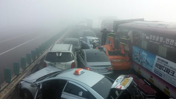 곧 설날인데.RT <a href="/qfarmm/">박남규(국민TV)</a>: [속보] 영종대교 100중 추돌사고…사망 2명으로 늘어 
부상자 40여명에 중상 8명…외국인도 13명
상부도로 서울쪽 전면통제…하부도로hani.co.kr/arti/society/s…