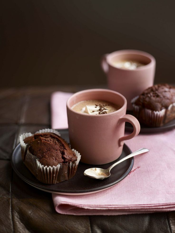 LineupHub's tweet image. Raining so hard here @LineupHub, time for coffee and cake :-)