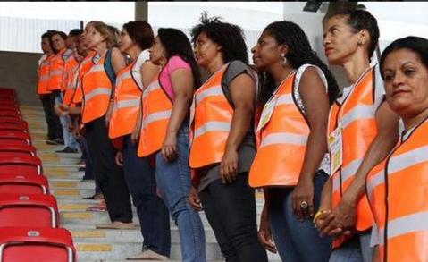Una buena solución!
Un equipo contrata a las madres de los ultras como miembros de seguridad
 bit.ly/16SCY5J