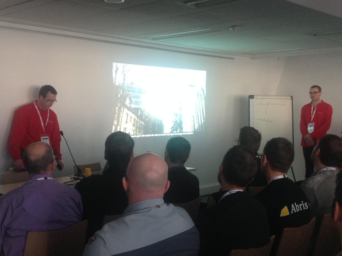 SopraSteria_fr's tweet image. En direct des #mstechdays : session #IssyGrid avec G.Badaire et E.Laroche Joubert #SalleComble :-)