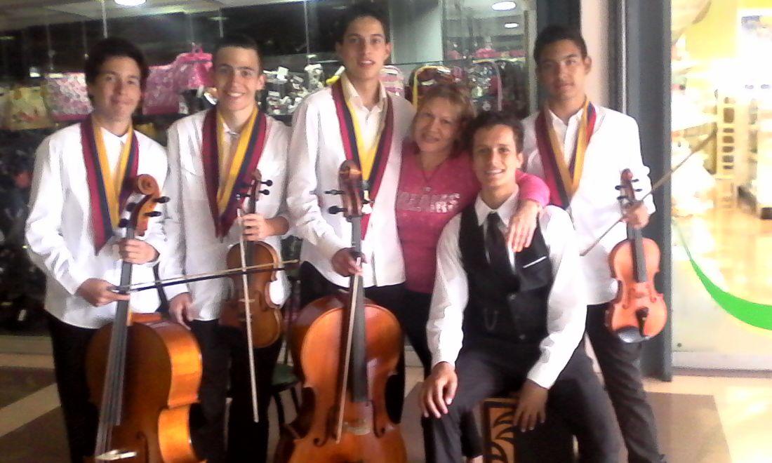 YoyiCalderon's tweet photo. #ElSistemaCumple40 @nclsanantonio @osjaltosmir @osisanantonio http://t.co/hlCfpp6c8m