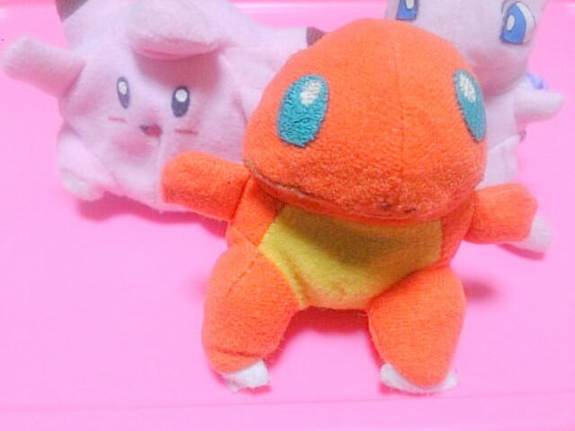 にゃいるー 懐かしいシリーズ モンスターボールのぬいぐるみ これは当時のガチャで チャックを開けてひっくり返すと ポケモンになります ピッピとミュウと ゼニガメみたいだけどヒトカゲですww初代の適当さ いいなぁ O O Http T Co 19rxnei0ms