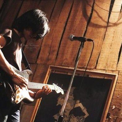 freedycs's tweet photo. Selanjutnya ada @ozatriwibowo gitaris china kita haha, dia jago bgt ngelukis d samping hobinya bermusik http://t.co/cIDCBQqPy8