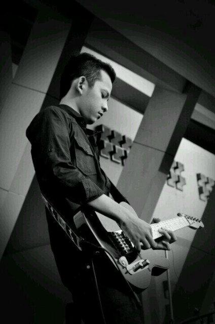 freedycs's tweet photo. And the last, kakak imut @Arisprast24 calon dokter, tp lihat di gitar fender kesayangannya :D http://t.co/EAfN7pO3Th