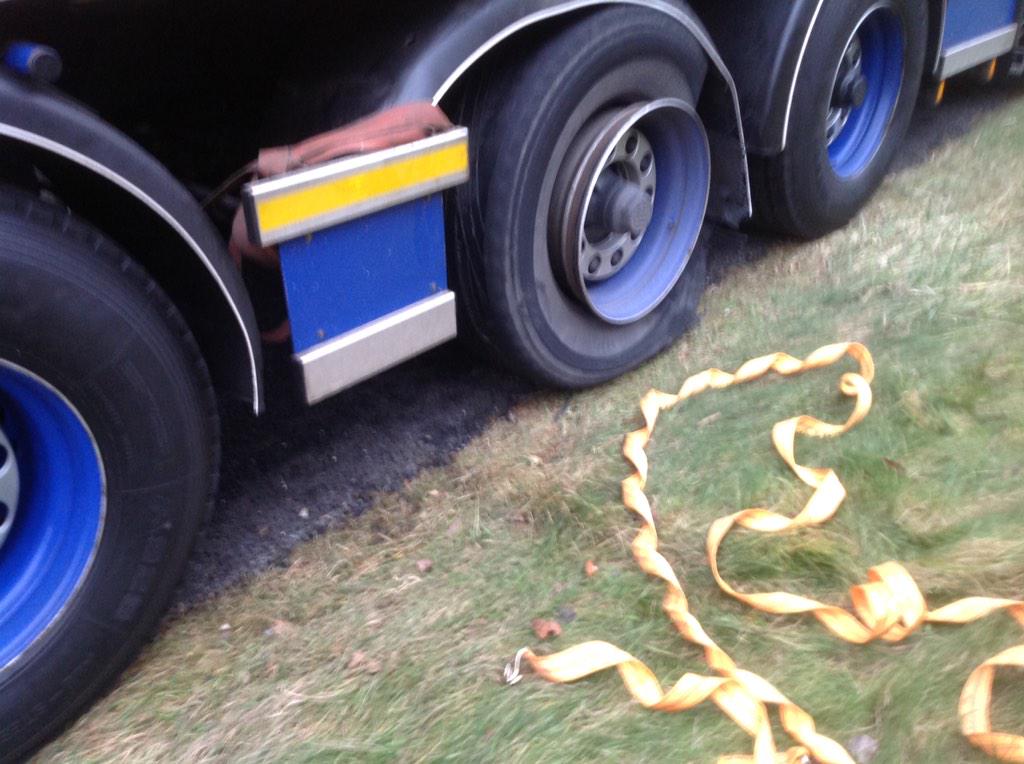 WIS_Peter's tweet image. #A6 #Lelystad #vrachtwagen met #lekke band, as wordt met spanband omhoog getrokken en dan een veilige plek rijden.