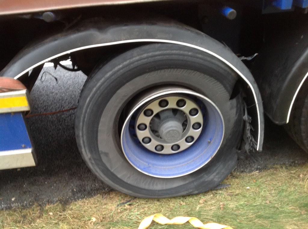 WIS_Peter's tweet image. #A6 #Lelystad #vrachtwagen met #lekke band, as wordt met spanband omhoog getrokken en dan een veilige plek rijden.