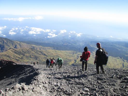 Ncasandraa's tweet photo. @GidheonGEM"@infopendaki: RT @triphemat: Tanjakan pasir menuju Puncak Rinjani, ujian lahir dan batin terjadi disini.. http://t.co/Dwpvbqv401