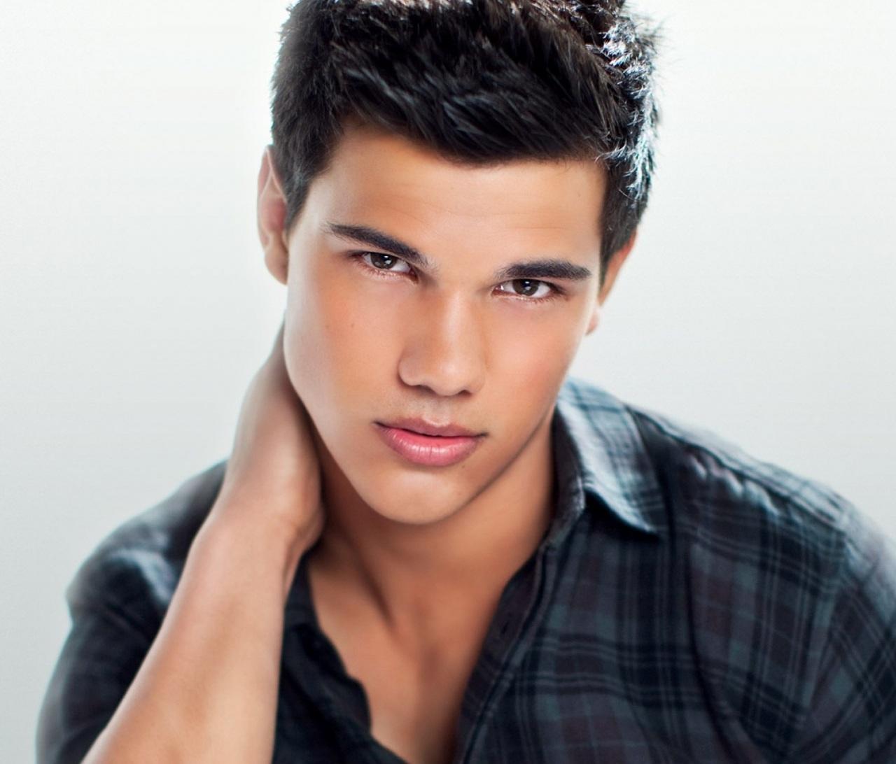 Taylor Lautner turns 22 today! Happy Birthday! 