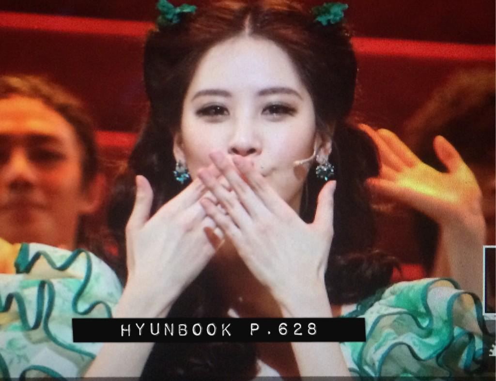 [OTHER][10-11-2014]SeoHyun tham dự buổi họp báo cho vở nhạc kịch mới của cô "Gone With The Wind" - Page 10 B9jeNZoIgAActy4