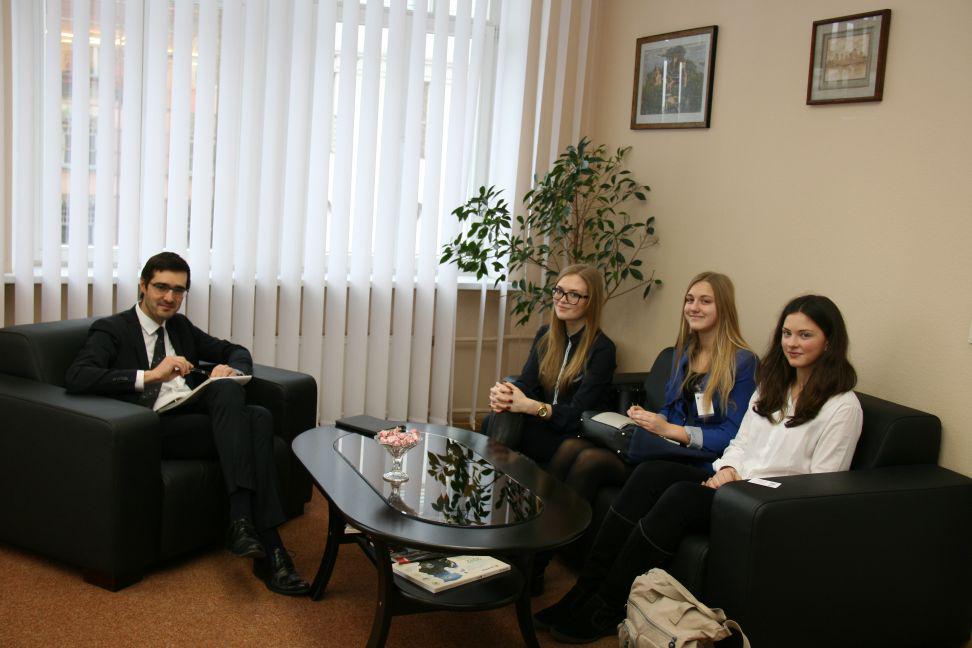 EM_gov_lv's tweet photo. Foto:EM Valsts sekretārs M.Lazdovskis ar savām ēnām no Rīgas Franču liceja un Jelgavas 4.vsk #enudiena2015 http://t.co/jb33Vvgtv6