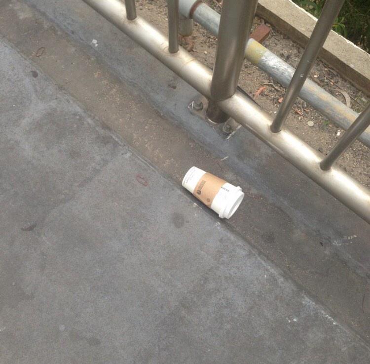 ppeatrs's tweet photo. มีเงินพอที่จะซื้อกาแฟแก้วละร้อย แต่ไม่มีความคิดพอที่จะรู้ว่าทิ้งตรงนี้ไม่ได้. http://t.co/FVuCe5TWgF