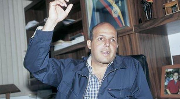 MonseTalleyrand's tweet photo. ¡TAPEN ÉSTO! --> Cómo el ex escolta de Chávez "escondió" millones de dolares en banco suizo - http://t.co/0HWelA3HKR  http://t.co/2R3hQb0iID