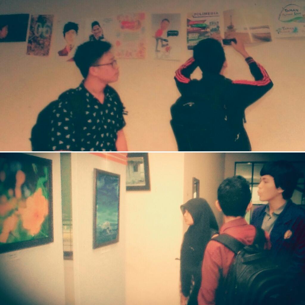 Pengunjung lagi liat karya poster dan photography, kalau mau liat langsung datang aja ke pamerannya ;)