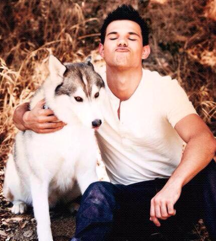HAPPY BIRTHDAY TAYLOR LAUTNER!    I LOVE YOU!  