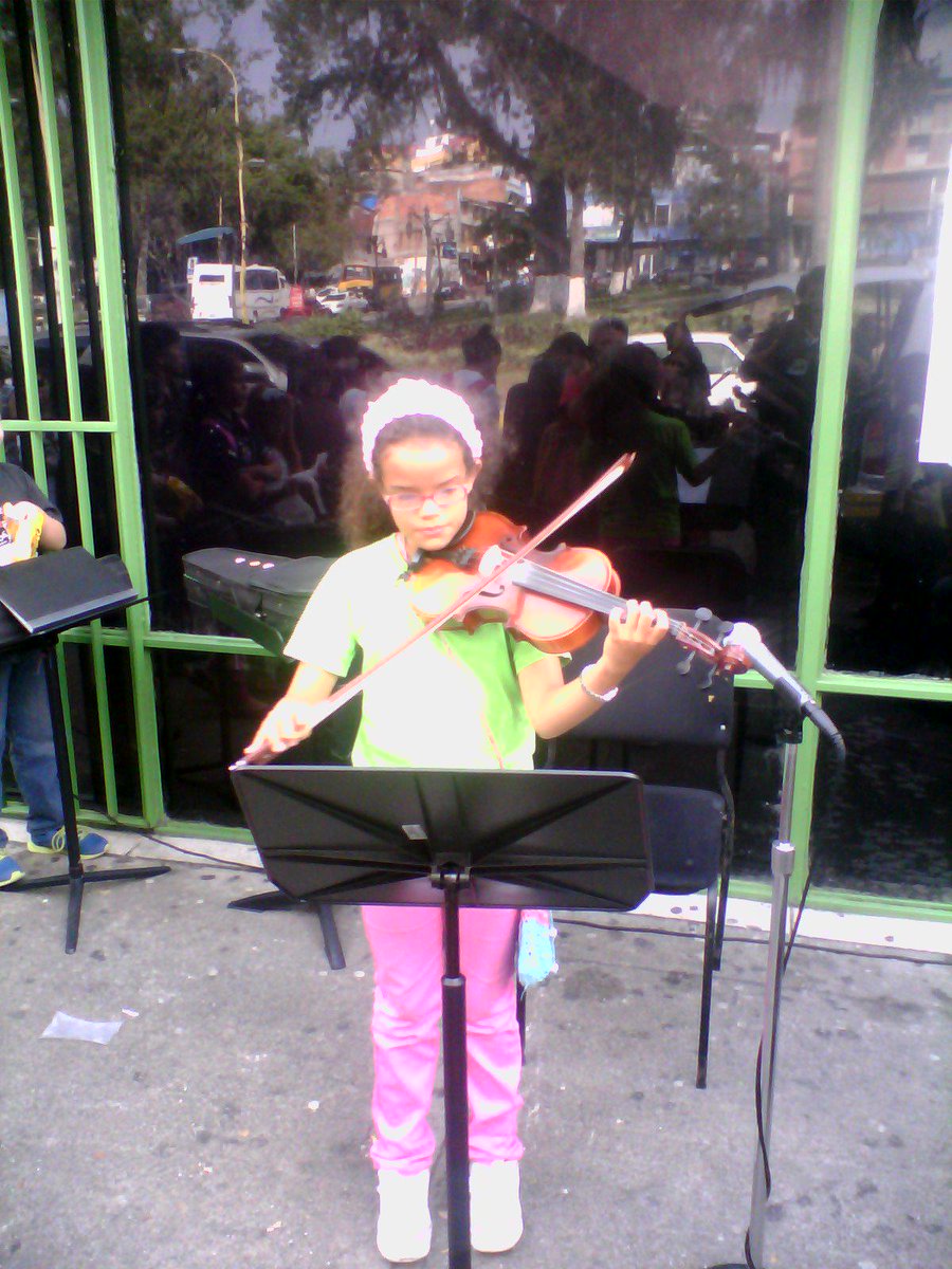 maleon10's tweet photo. Azorella Durans Glorias Patrias 10/02/15 #ElSistemaCumple40 @elsistema @fosjiem http://t.co/TMCBdLwLxe