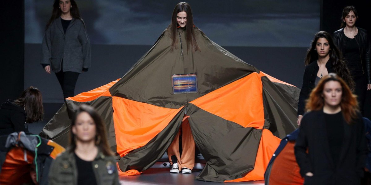 ElHuffPost's tweet photo. Abrigo parece... tienda de campaña es http://t.co/LAcdXR9fw3 El desfile de Gómez en #SamsungEGO #MBFWM http://t.co/zaVa5R20X2