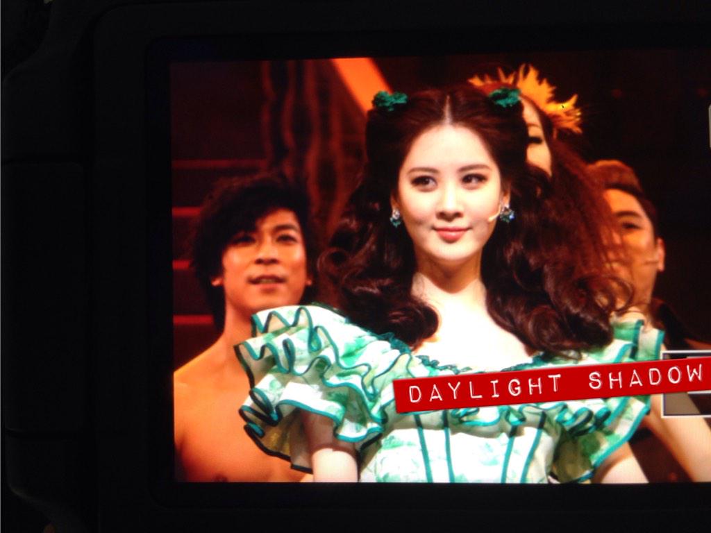 [OTHER][10-11-2014]SeoHyun tham dự buổi họp báo cho vở nhạc kịch mới của cô "Gone With The Wind" - Page 10 B9kUBmkCcAA81ye