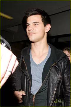 23 aninhos com carinha de 17 Happy Bday Taylor Lautner 