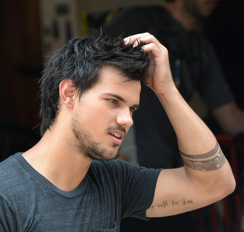 Even though he has no message, I still want to wish him a happy birthday. So: Happy birthday Taylor Lautner! 