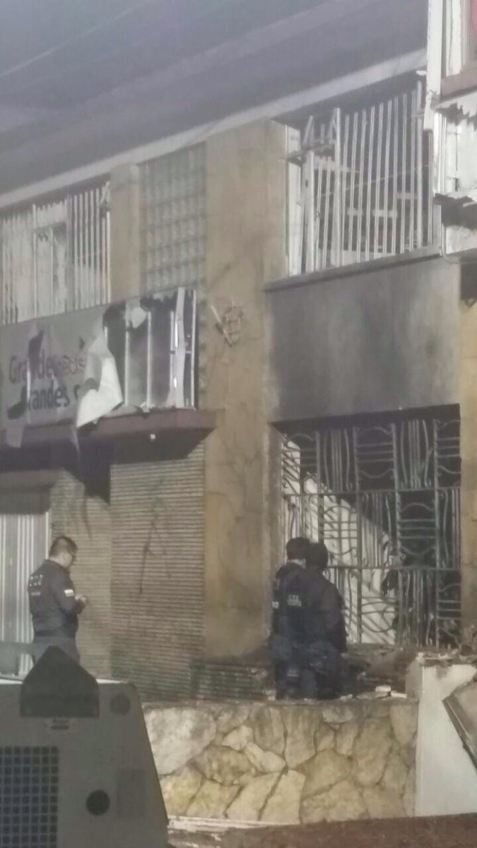 ELTIEMPO's tweet photo. Petardo que explotó cerca del Concejo de Bogotá dañó 32 viviendas http://t.co/HzO4d3ao8q http://t.co/6LEDTLBpZJ
