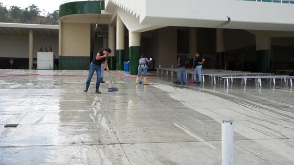 OficialINH's tweet photo. #Hipismo | #CuidemosNuestroHipodromo Limpieza de tribunas luego de jornadas este fin de semana. La Rinconada. http://t.co/zRBMRz6qZR