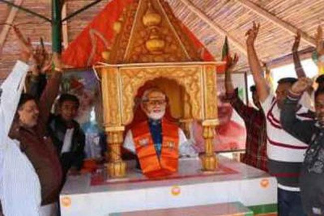 Teri_KahK_Lunga's tweet photo. यही काम सोनिया समर्थक ने किया था तो भाजपाइयों की तो सुलग गयी थी ...और अब ??? #मोदीमंदिर #राजकोट http://t.co/lJqsX9CQgs