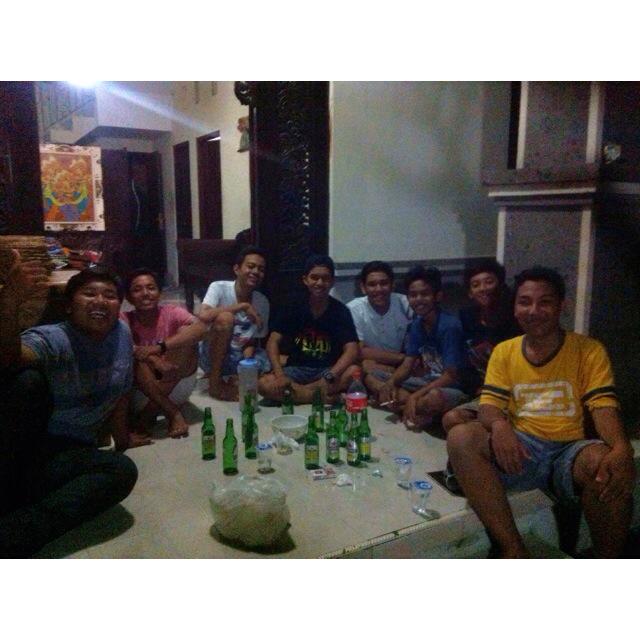 CashterOfficial's tweet photo. cheers alumni🍻🍻 http://t.co/FSxwPGsRQI