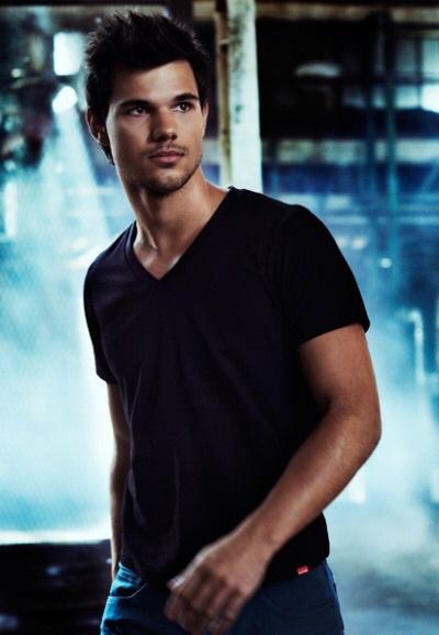 Happy birthday Taylor Lautner! You\re hella irrelevant and I\m the only one that likes you anymore but ur still sexy 