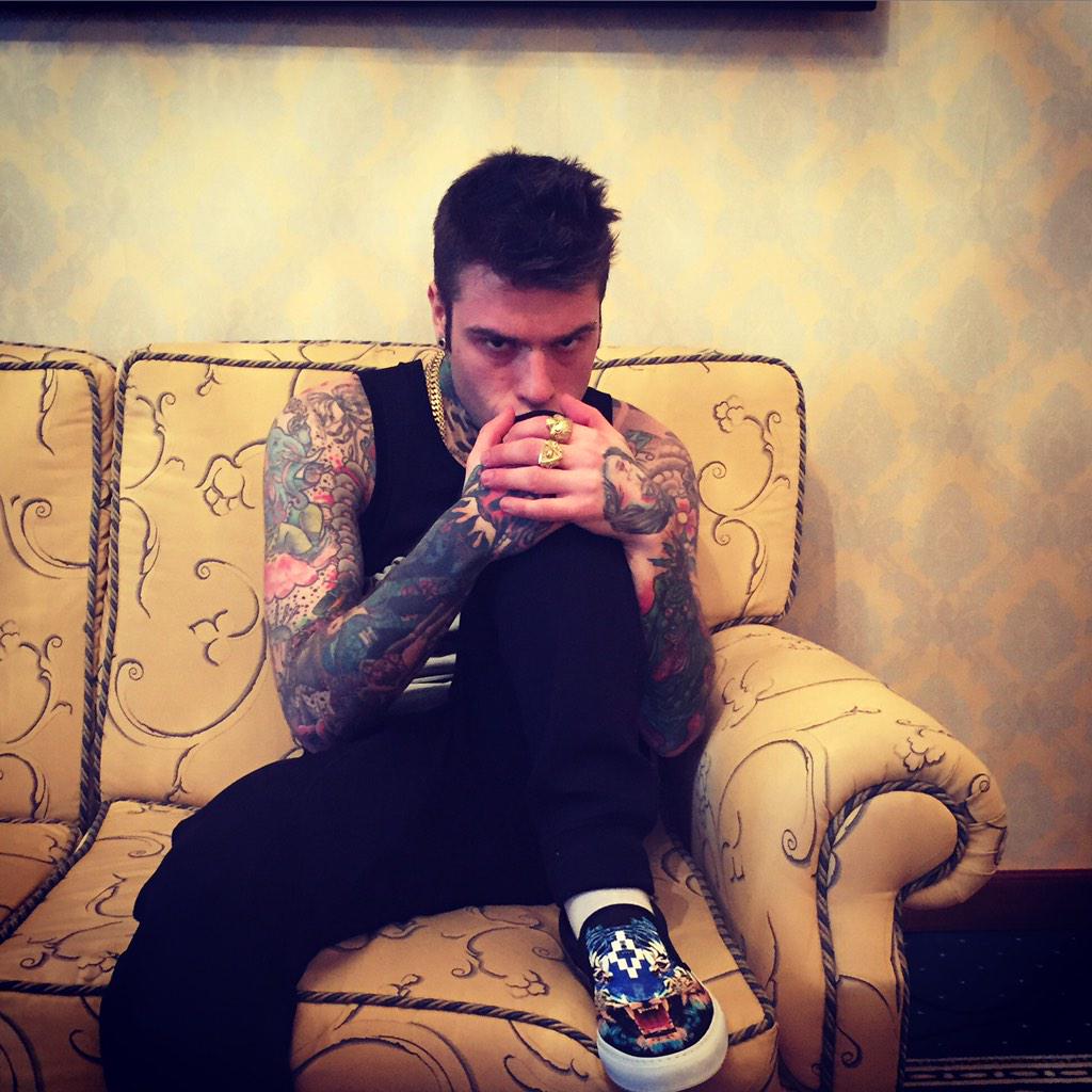 Fedez's tweet photo. È giunta l'ora di scatenare la cavalleria! 😉👊 Stasera confidiamo in voi!!! Forza🍓 @fragolaofficial #SiamoUguali http://t.co/14GPM0tTFA