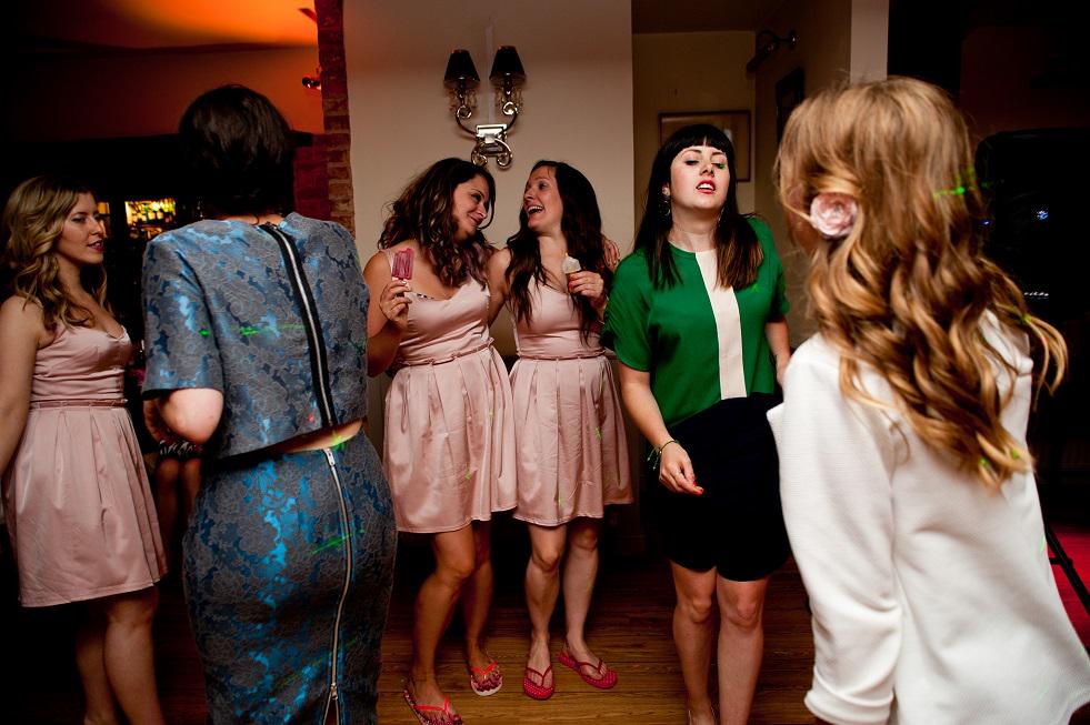 CocktailNatives's tweet photo. Cocktail ice lollies are easier to bring onto the dance floor. They do get the party started. #weddinghour http://t.co/CD0wnMXcIP