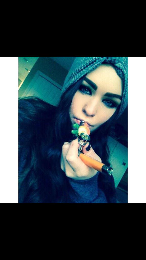 FemaleStoners's tweet photo. Try not to fall in love 😍🔥 http://t.co/1Na7ooyCIN