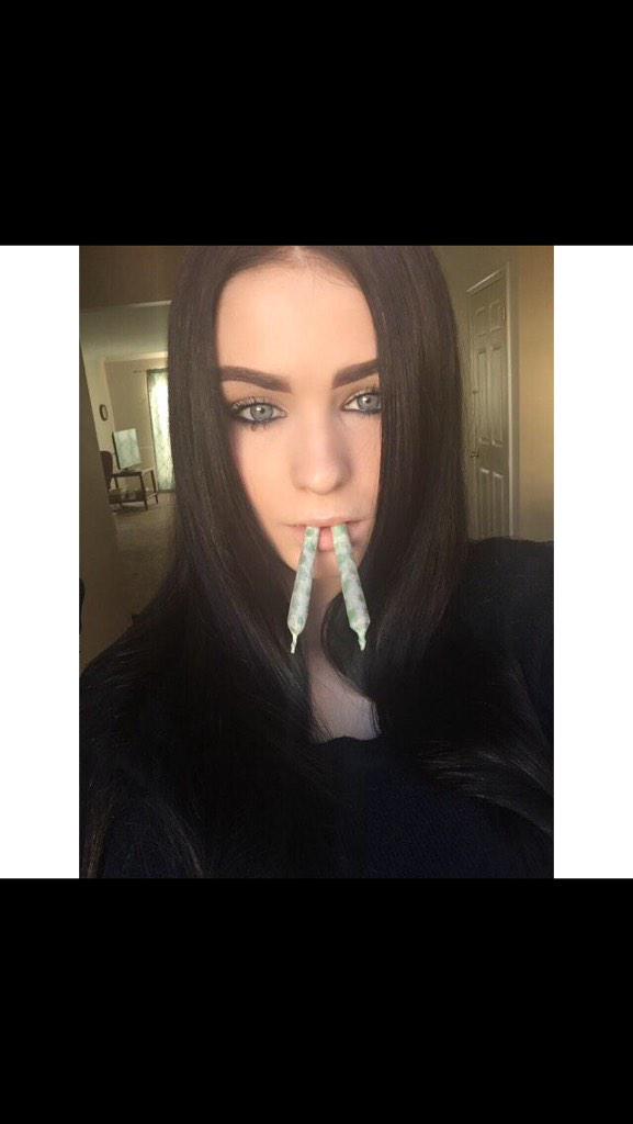 FemaleStoners's tweet photo. Try not to fall in love 😍🔥 http://t.co/1Na7ooyCIN